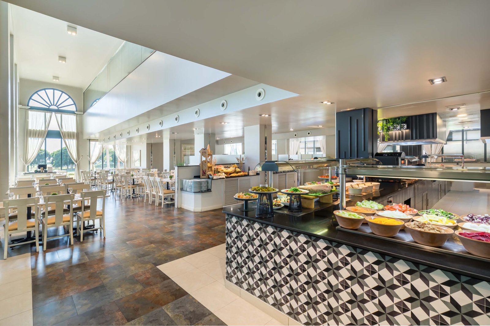 Restaurant and breakfast buffet at Precise Resort El Rompido