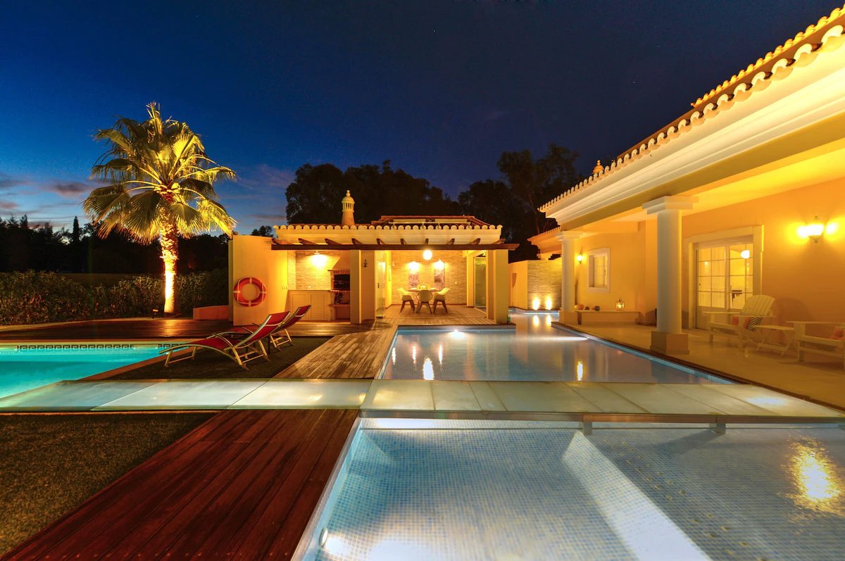 Algarve Distinción villa at night, with its illuminated pool