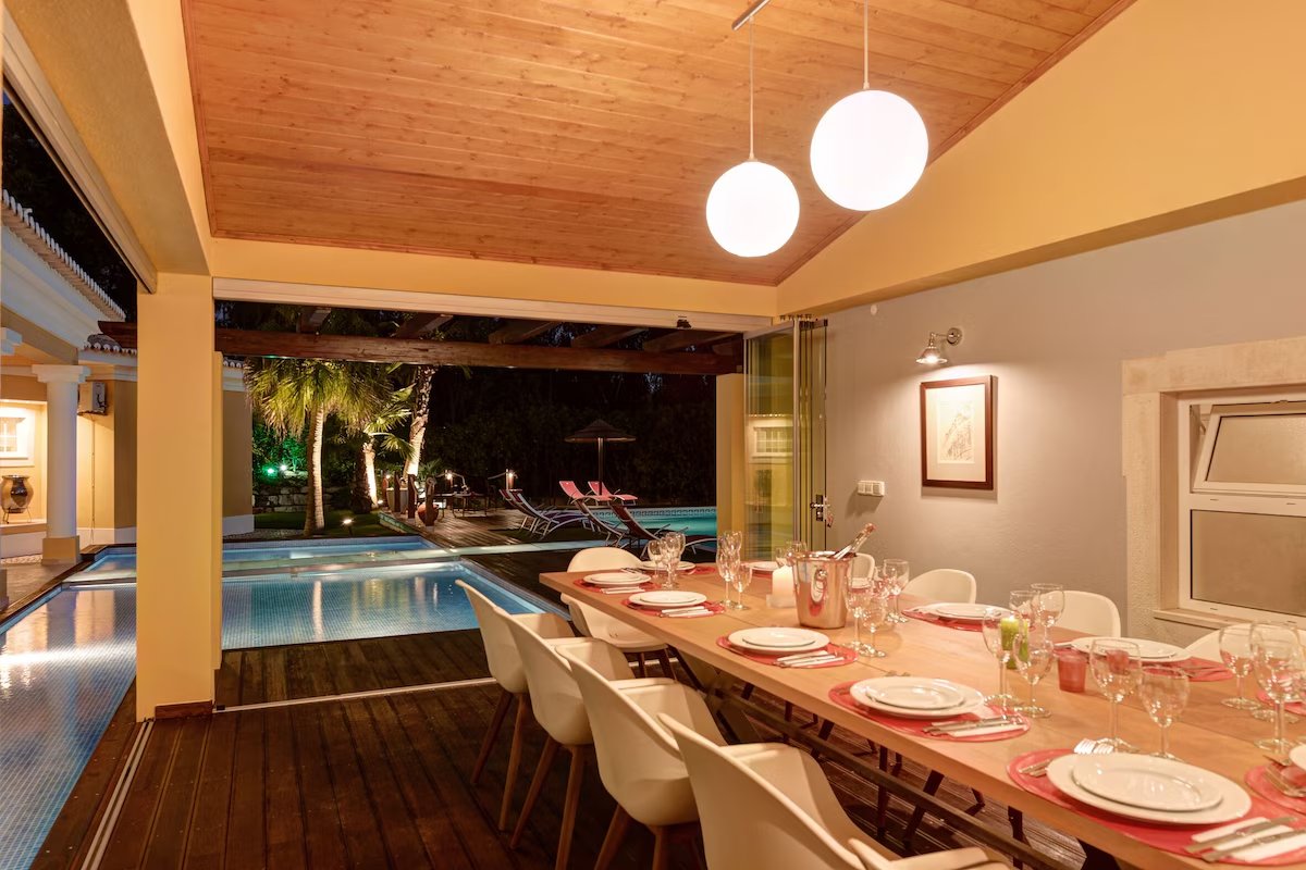 Covered dining terrace at Algarve Distinción, overlooking the pool